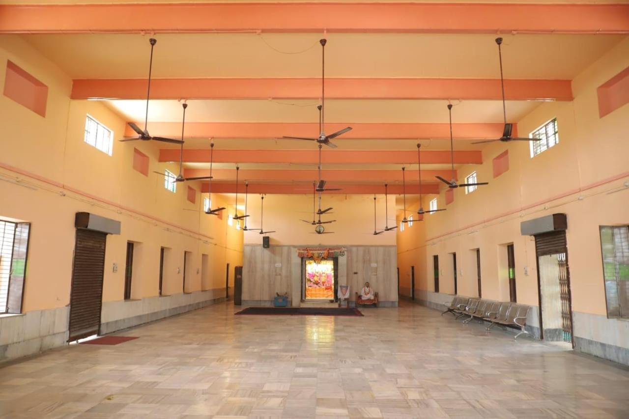 Radha Madhav Ashram Vrindāvan Exterior foto
